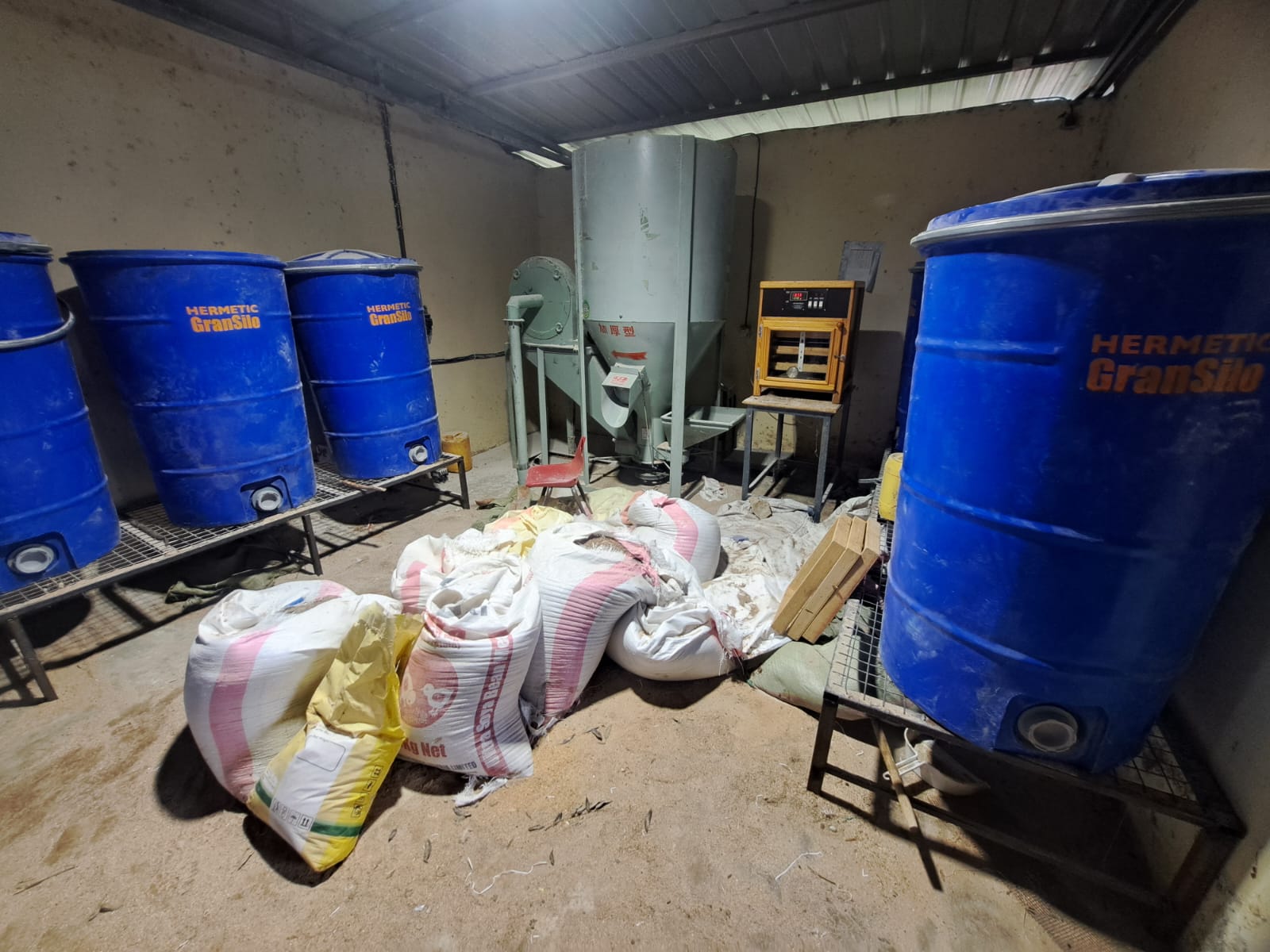 Hermetic feed storage silos